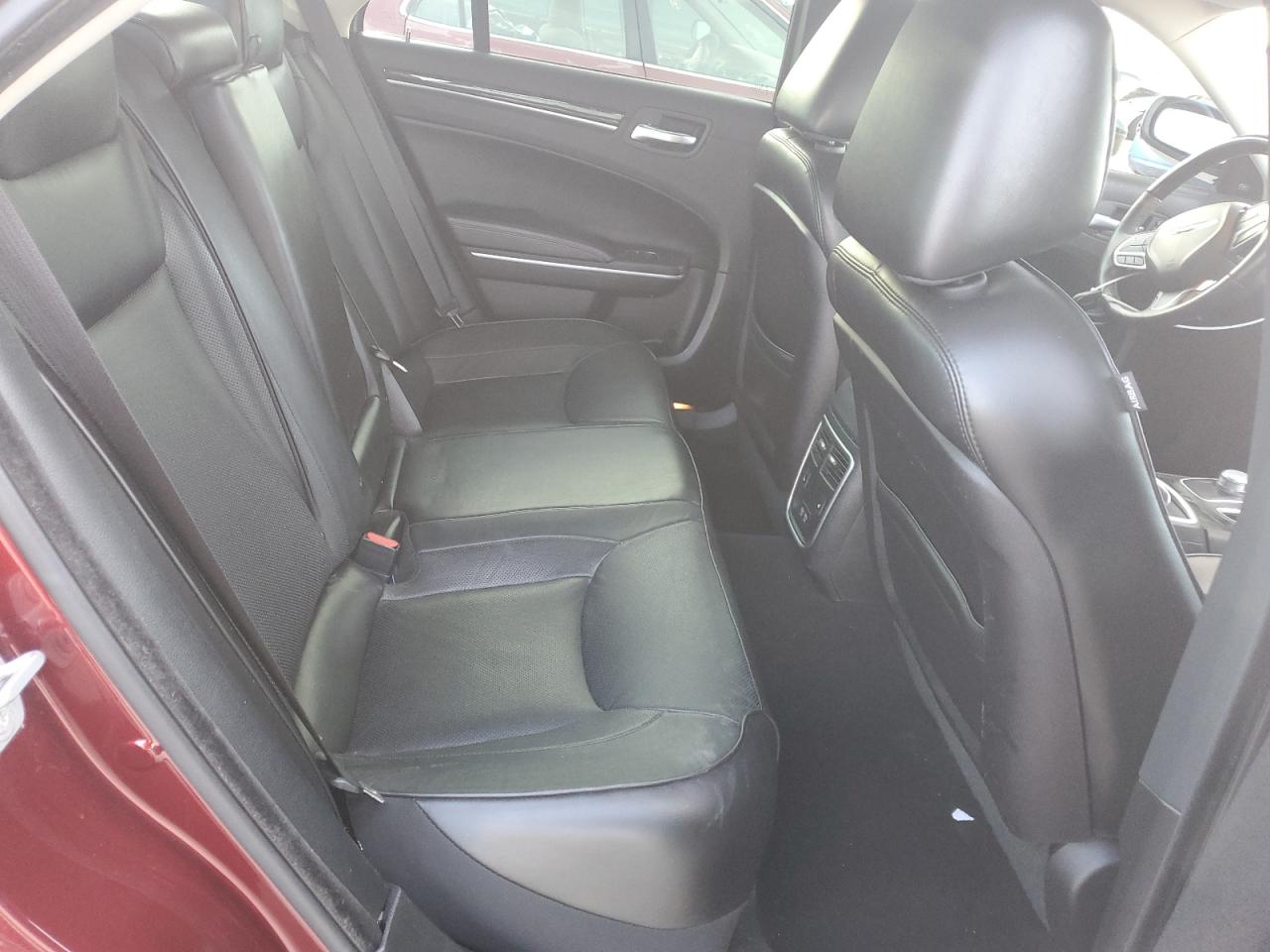 2019 Chrysler 300 - Image 10