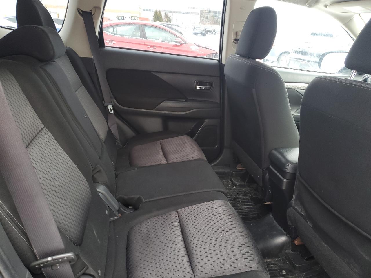 2015 Mitsubishi Outlander - Image 11