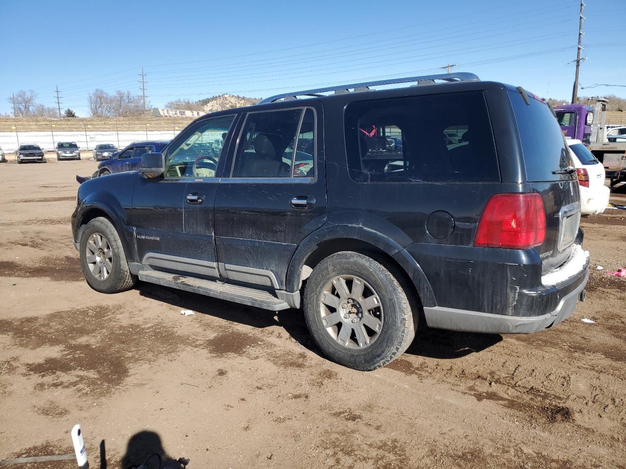 2004 Lincoln Navigator - Image 2