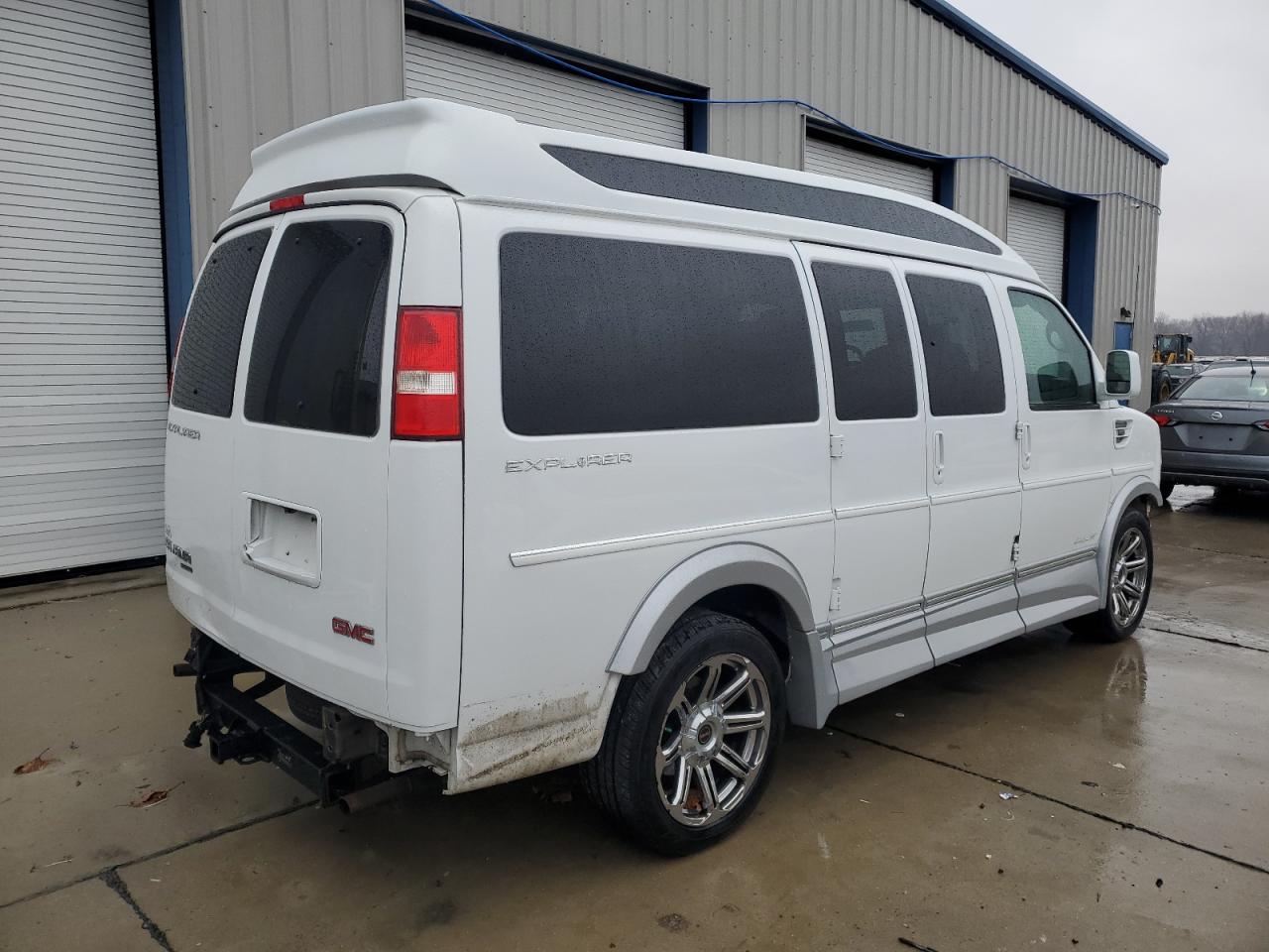 2015 GMC Savana - Image 3