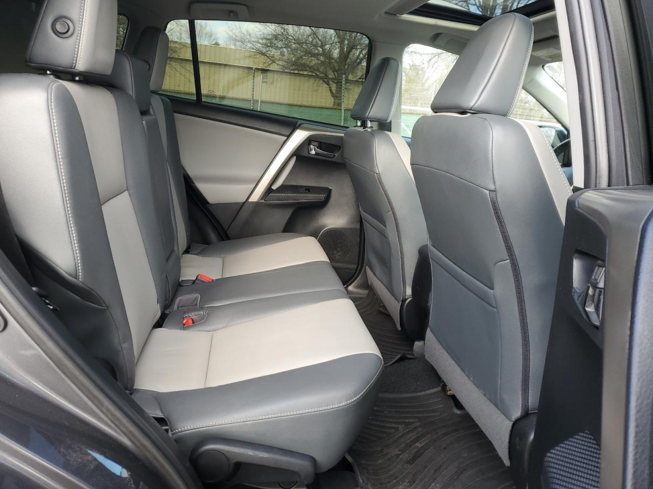 2015 Toyota RAV 4 - Image 11