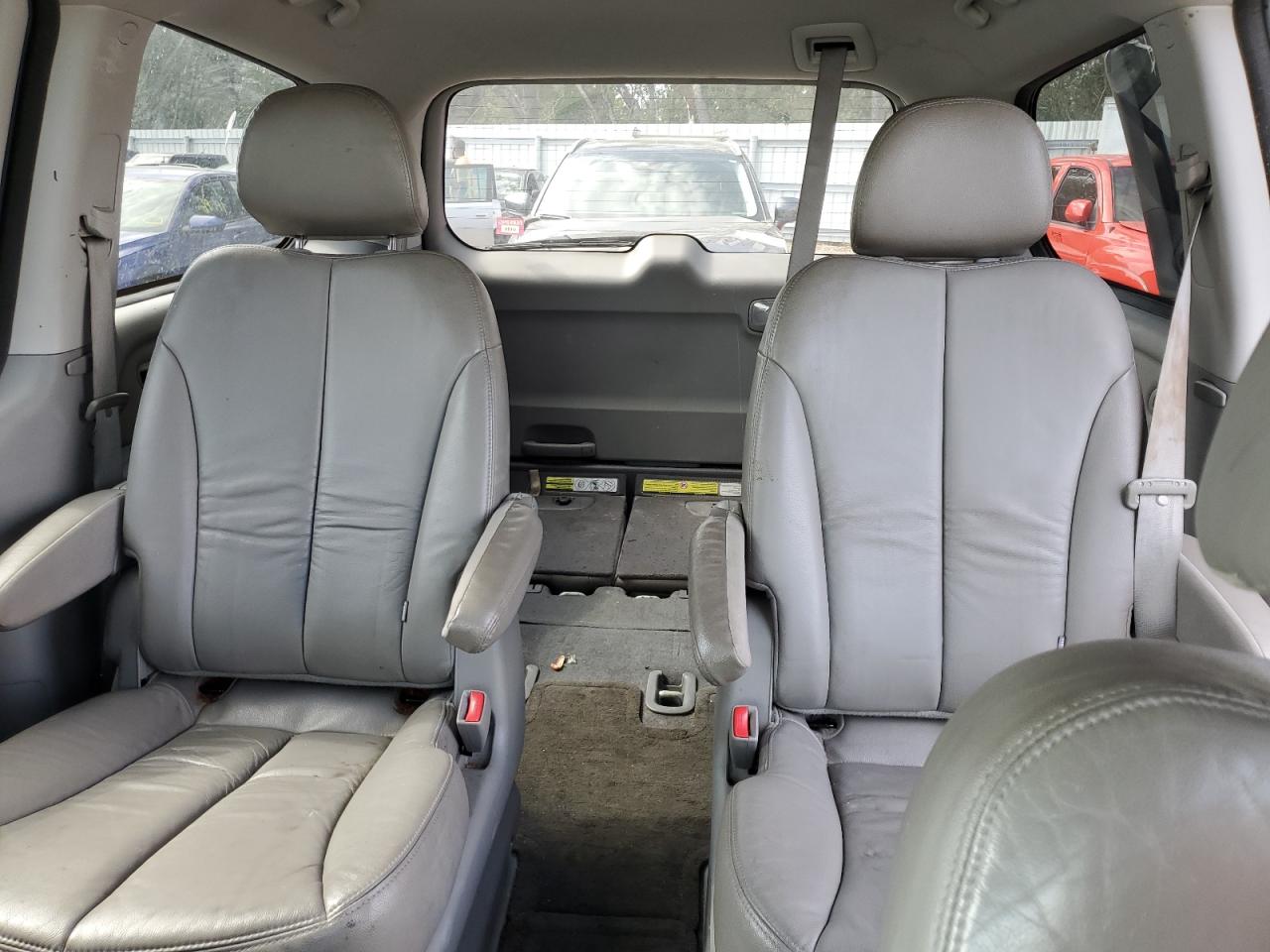2012 Kia Sedona - Image 10
