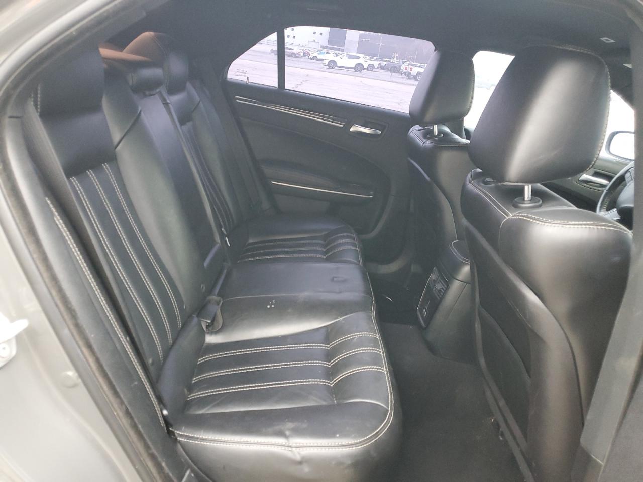 2019 Chrysler 300 - Image 10