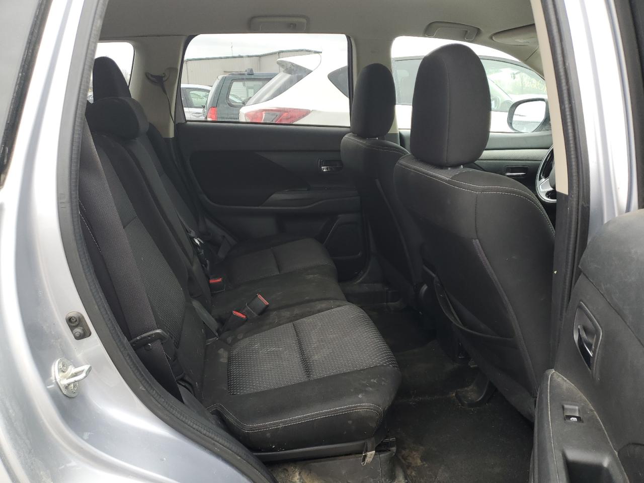 2017 Mitsubishi Outlander - Image 11