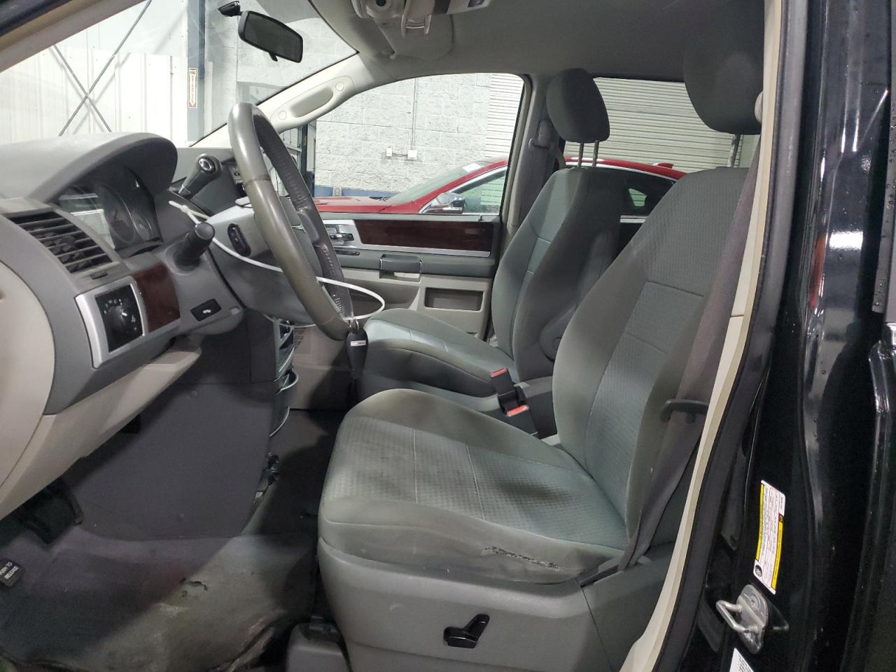 2010 Chrysler Town & Country - Image 7