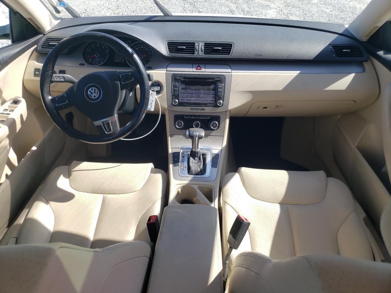 2010 Volkswagen Passat - Image 8