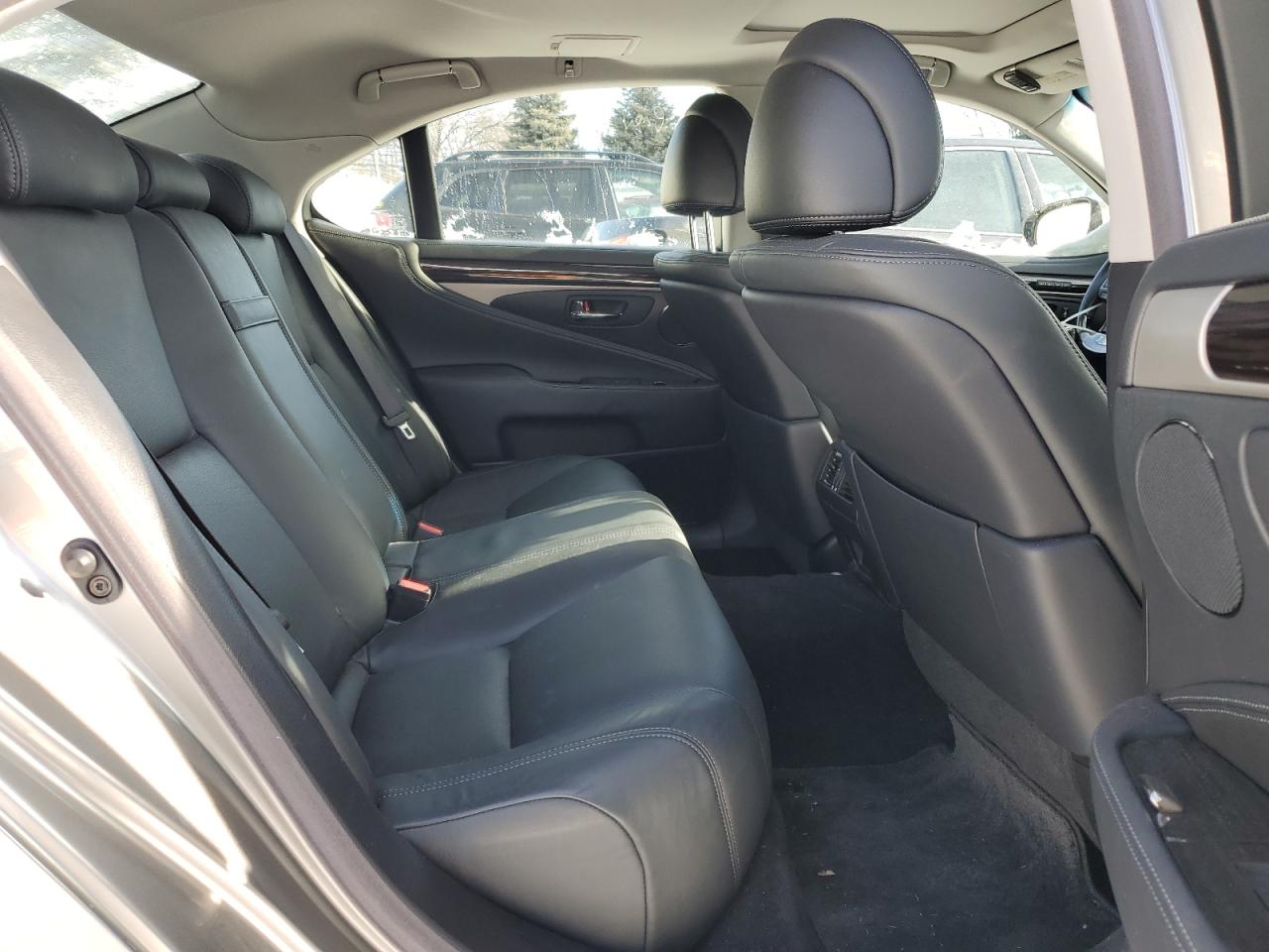 2017 Lexus LS - Image 10