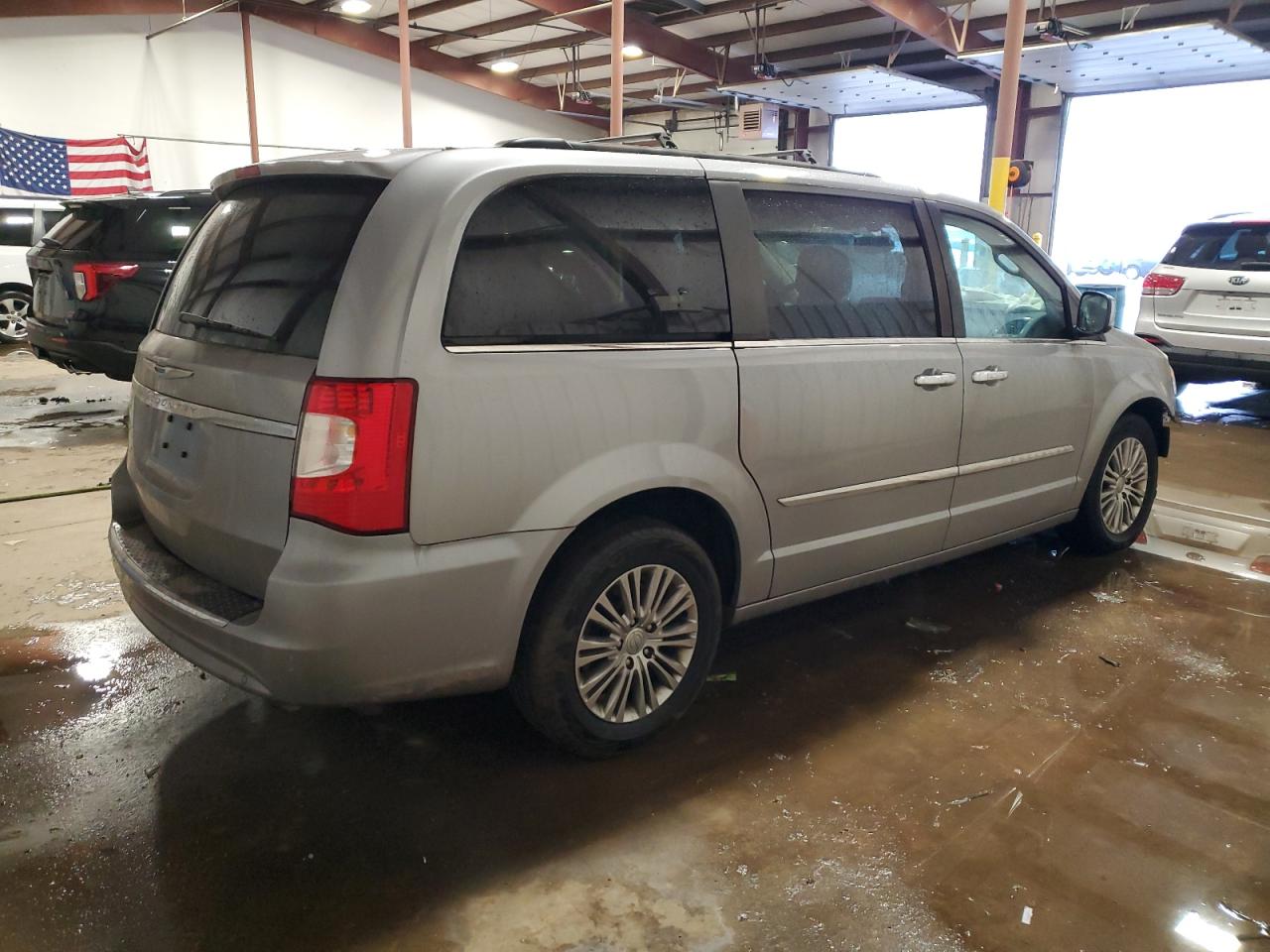 2013 Chrysler Town & Country - Image 3