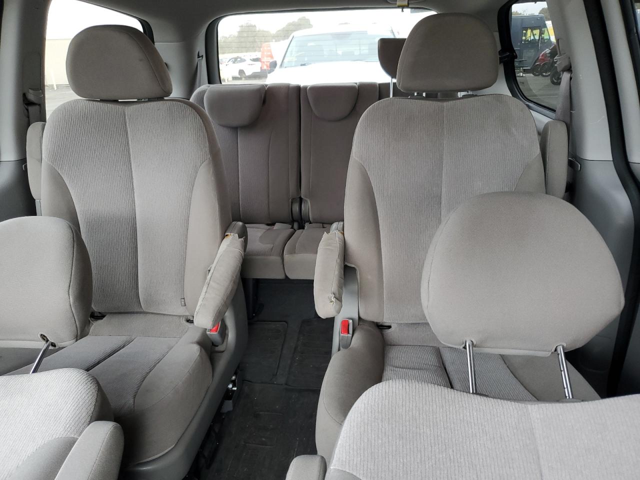 2012 Kia Sedona - Image 10