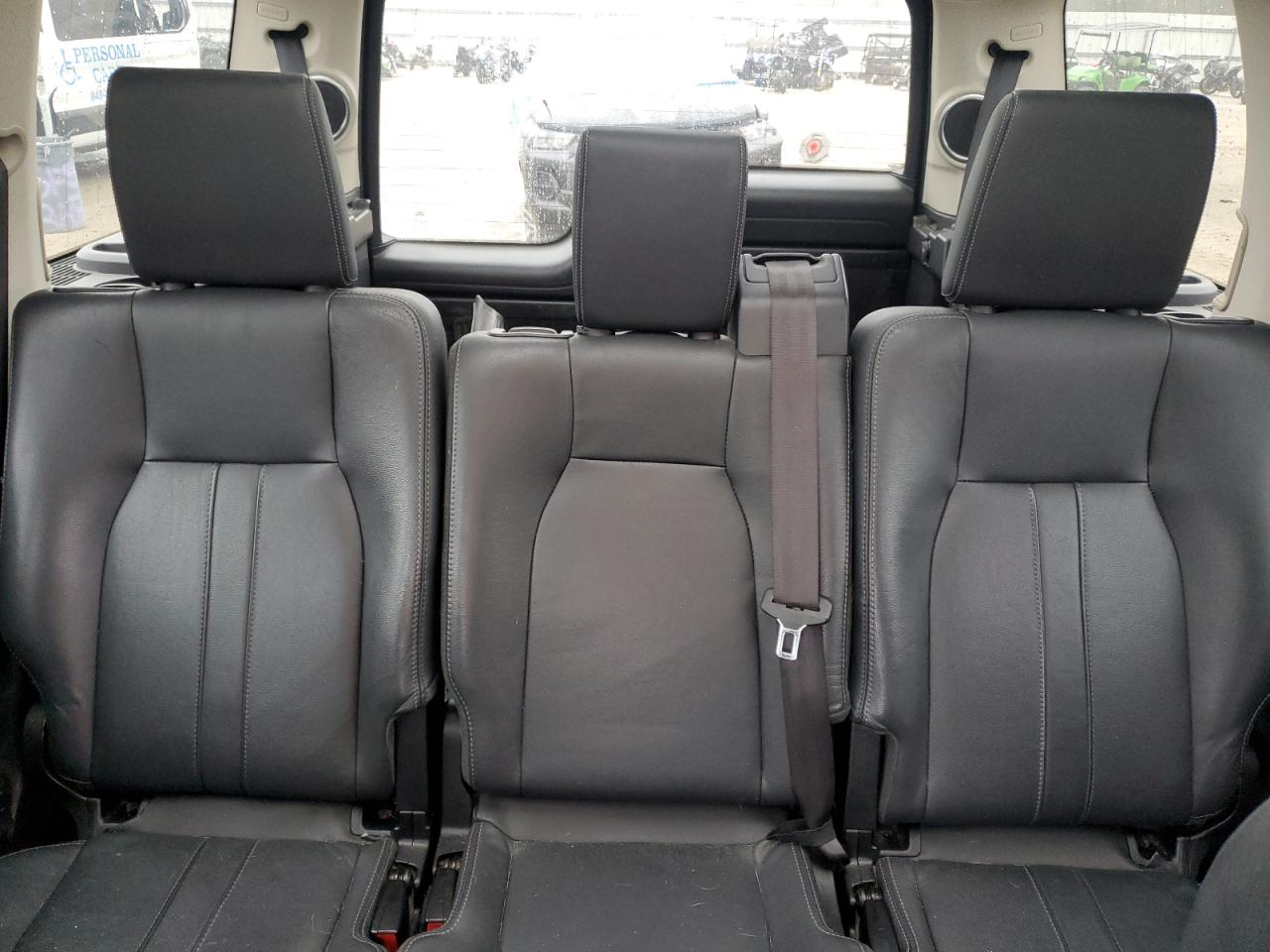 2016 Land Rover LR4 - Image 10