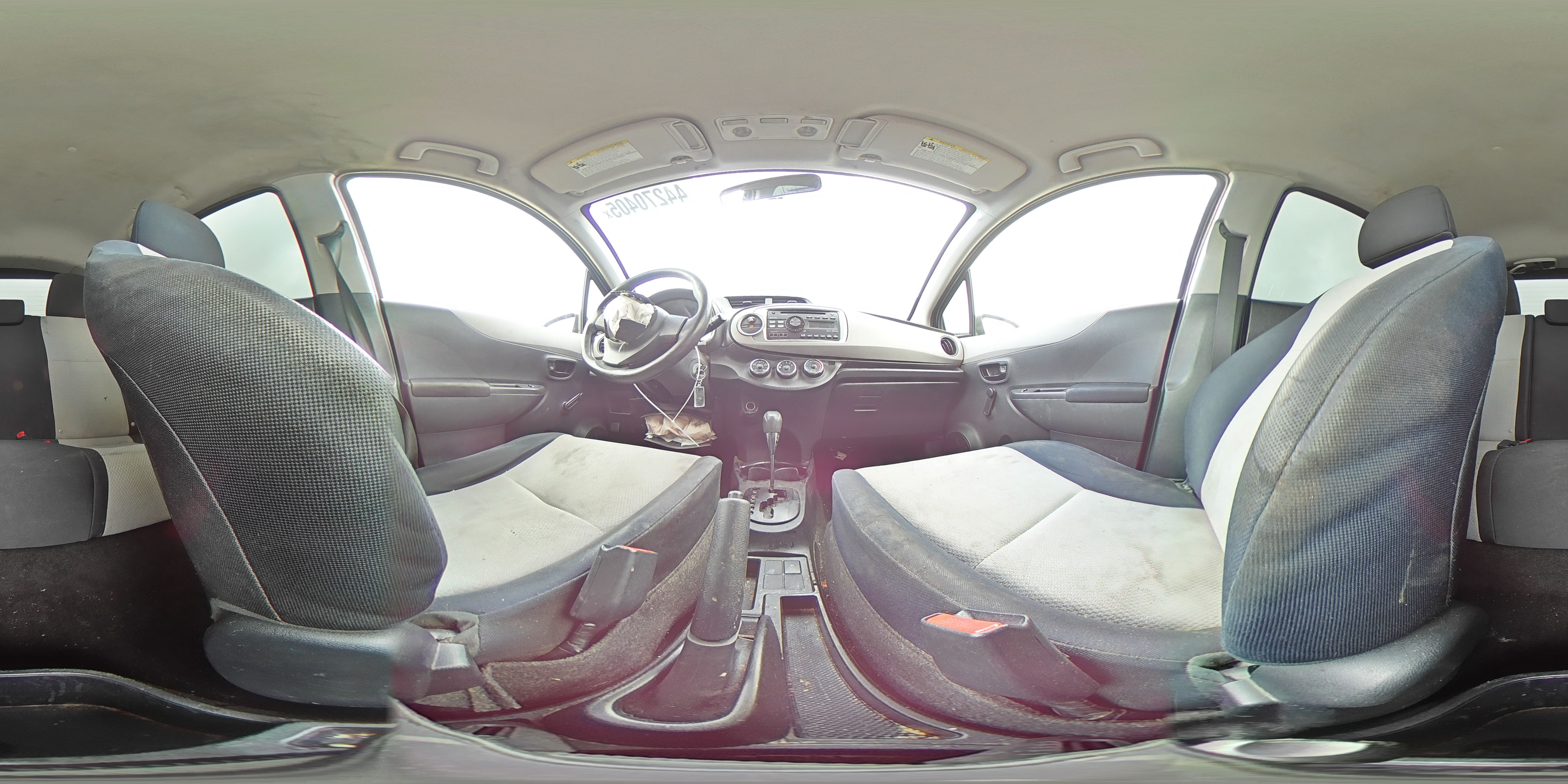2012 Toyota Yaris - Image 13