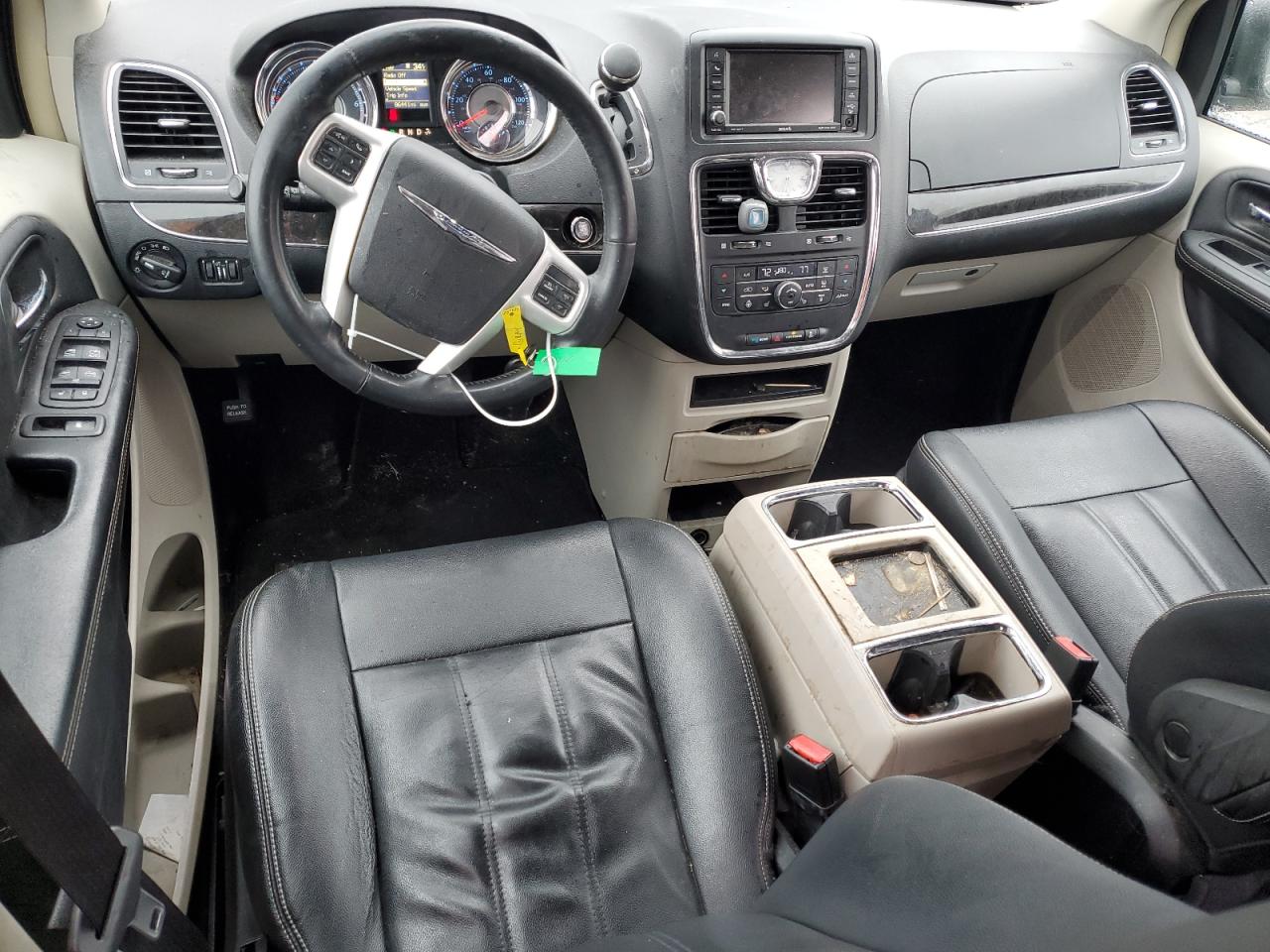 2016 Chrysler Town & Country - Image 8