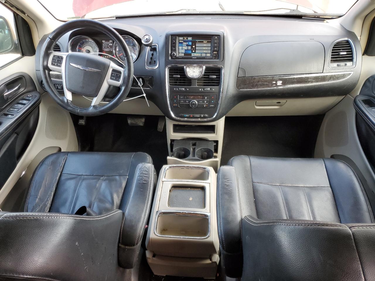 2015 Chrysler Town & Country - Image 8