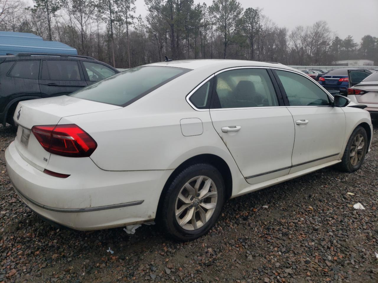 2017 Volkswagen Passat - Image 3