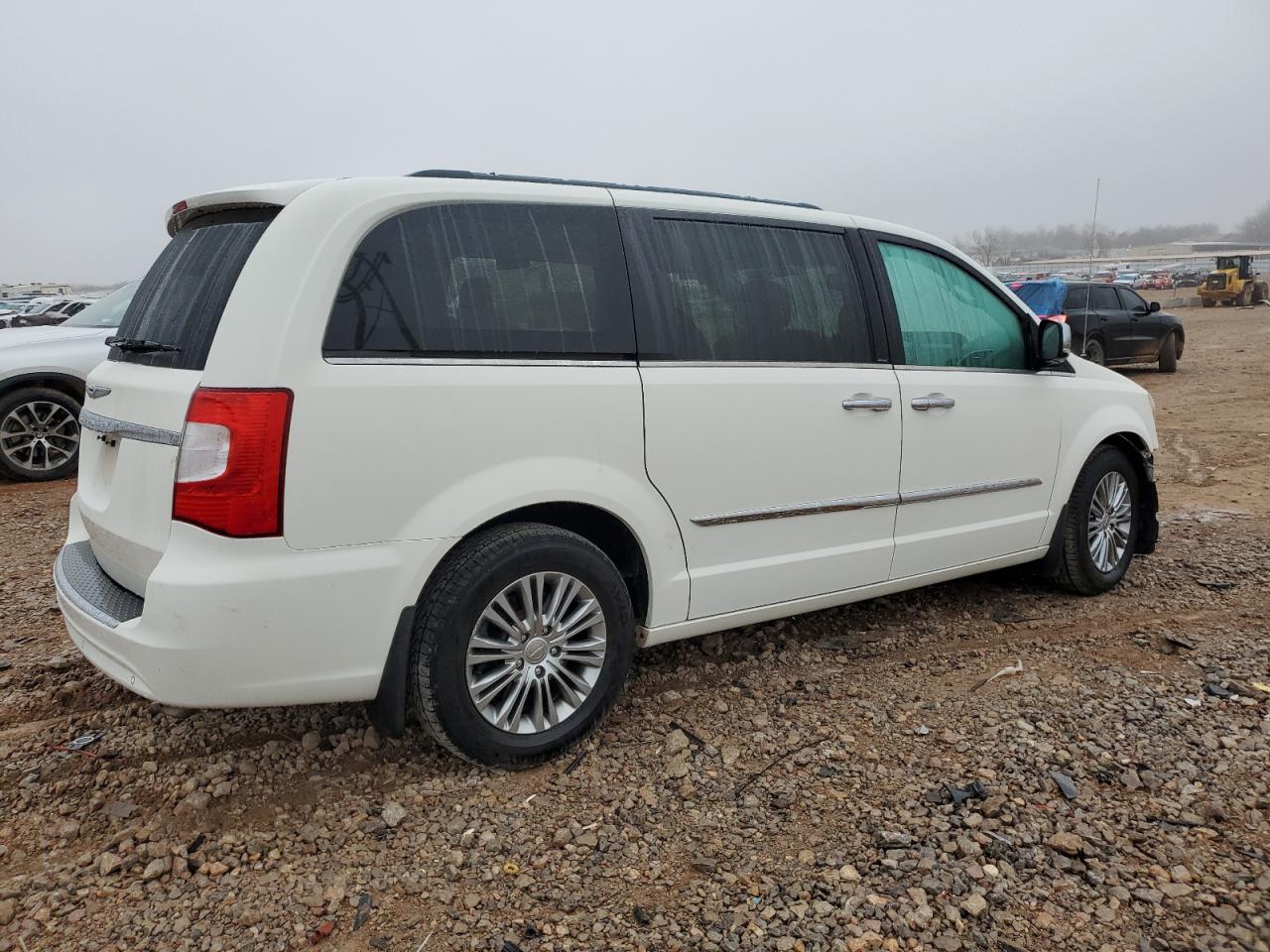 2013 Chrysler Town & Country - Image 3