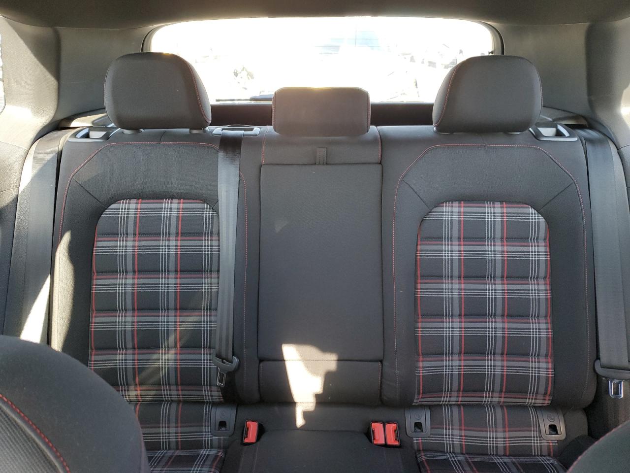 2015 Volkswagen GTI - Image 10