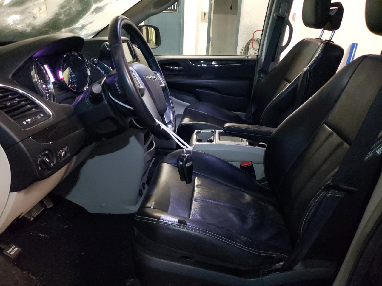 2013 Chrysler Town & Country - Image 7