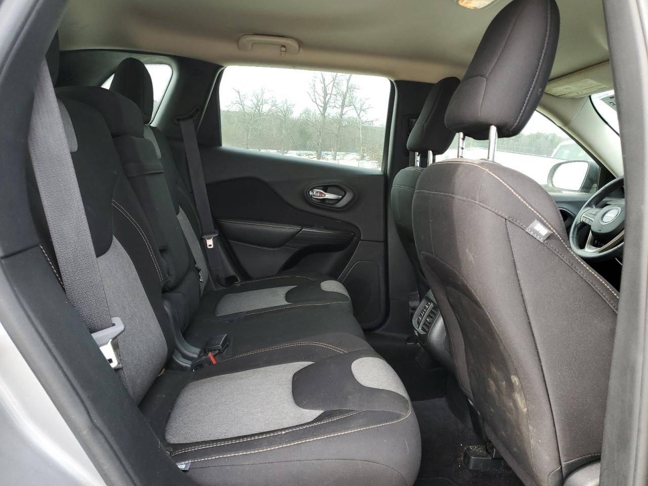 2016 Jeep Grand Cherokee - Image 12