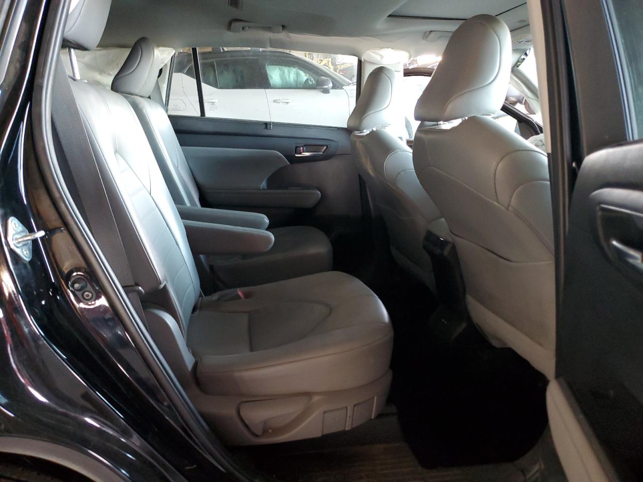 2021 Toyota Highlander - Image 11