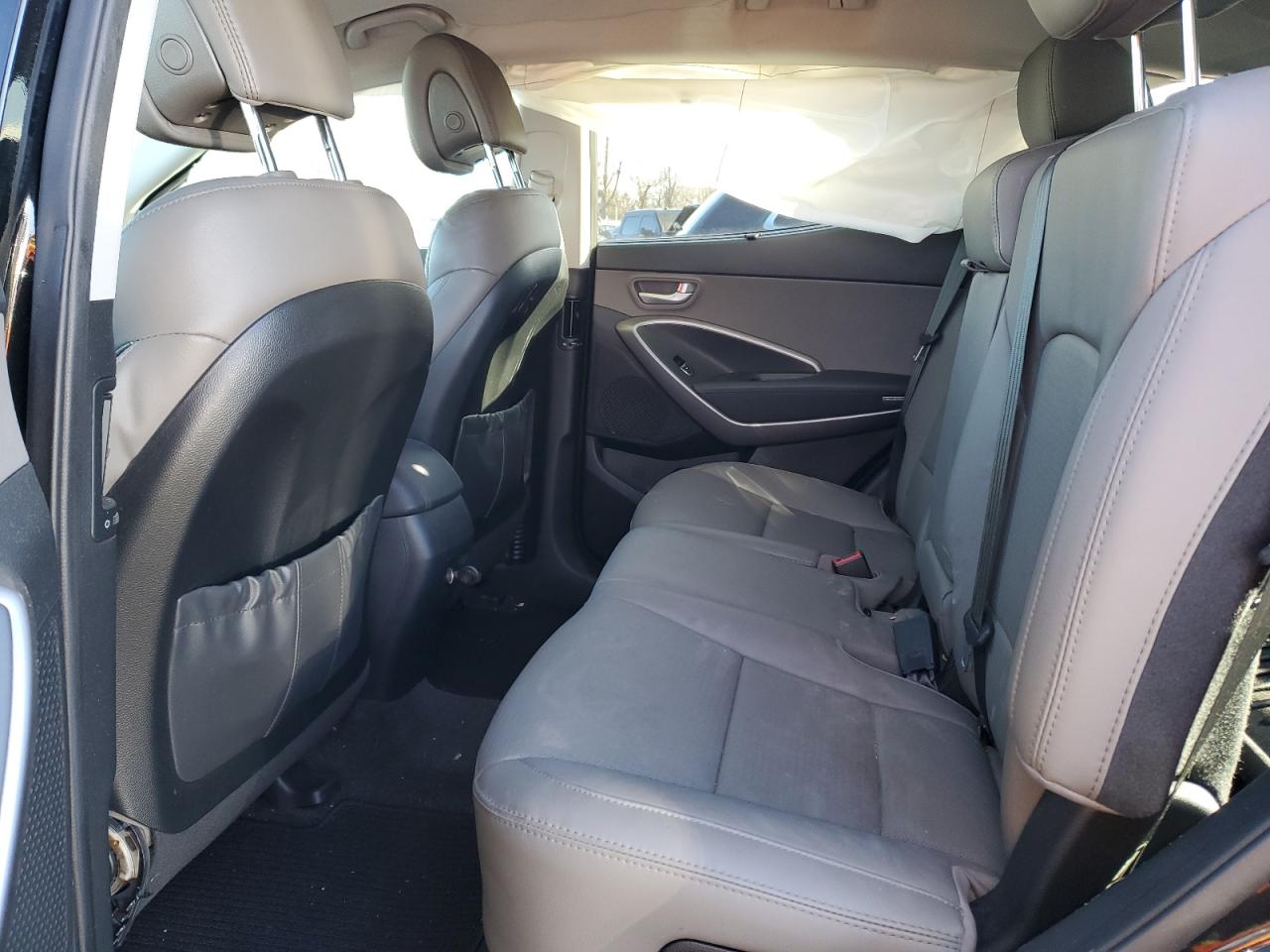 2016 Hyundai Santa Fe - Image 11