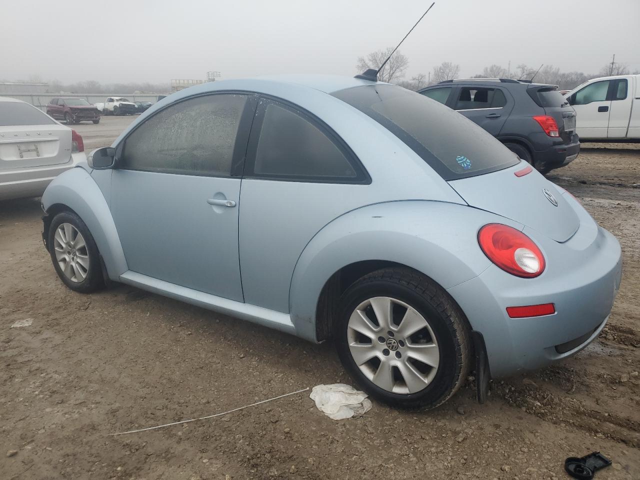 2010 Volkswagen Beetle - Image 2