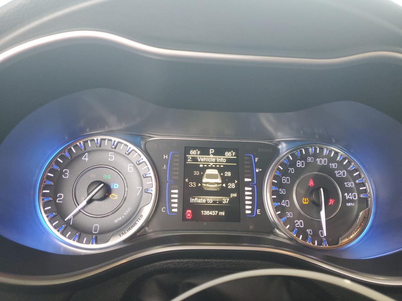 2016 Chrysler 200 - Image 9