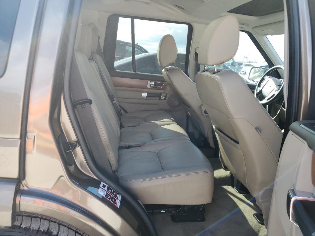 2010 Land Rover LR4 - Image 11