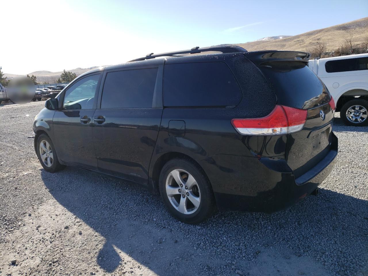2014 Toyota Sienna - Image 2