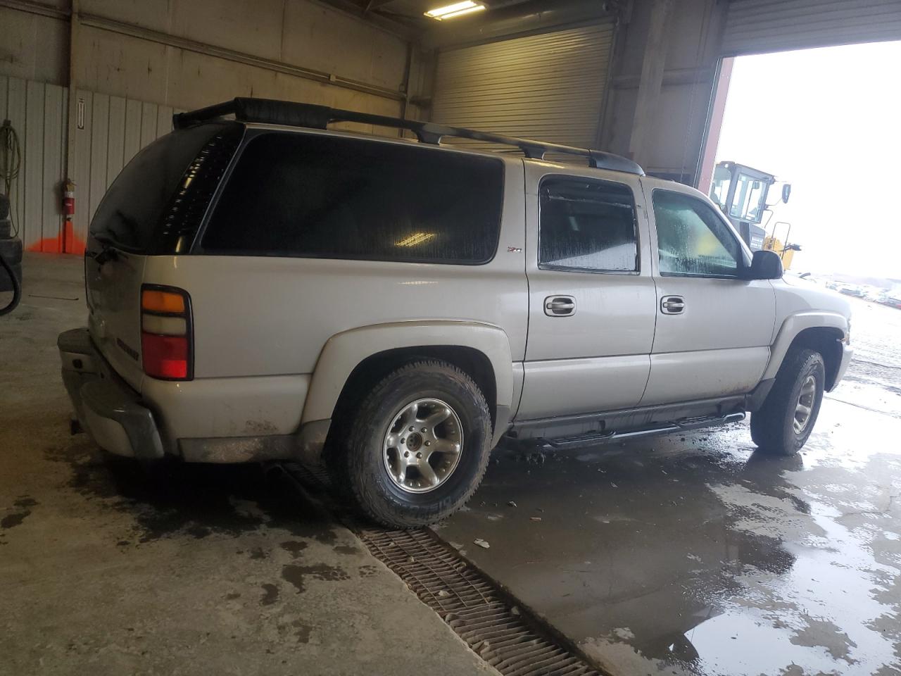 2005 Chevrolet Suburban - Image 3