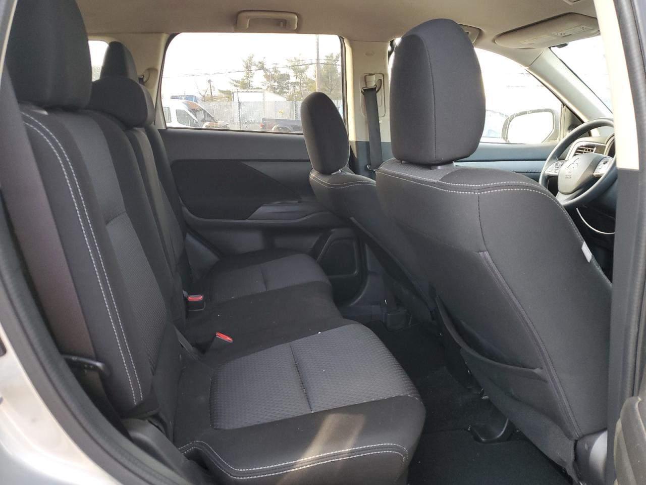 2018 Mitsubishi Outlander - Image 11