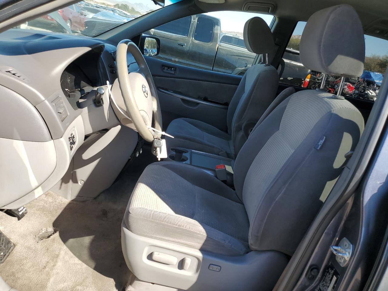 2010 Toyota Sienna - Image 7