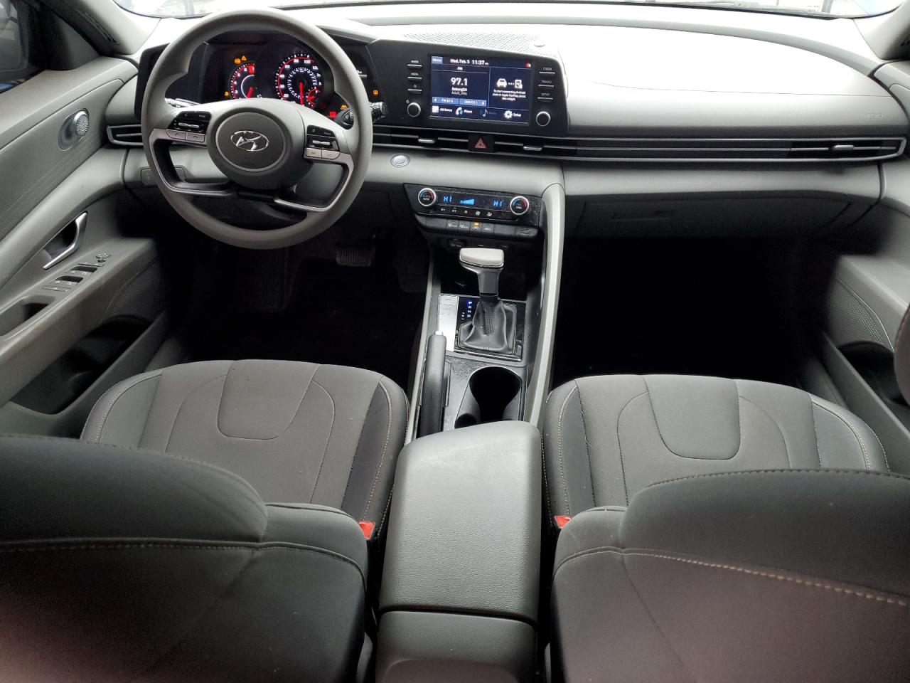2022 Hyundai Elantra - Image 8