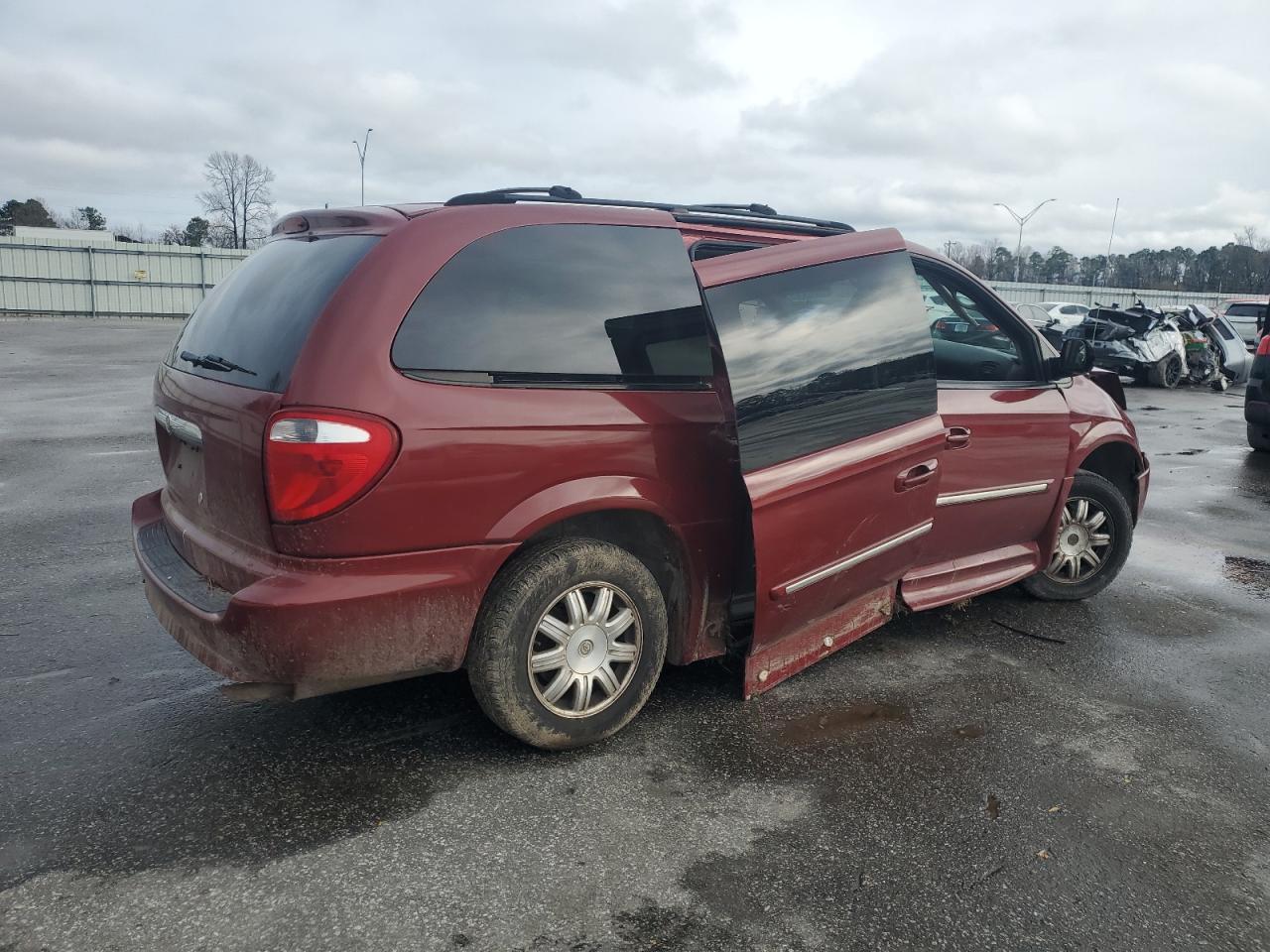 2007 Chrysler Town & Country - Image 3