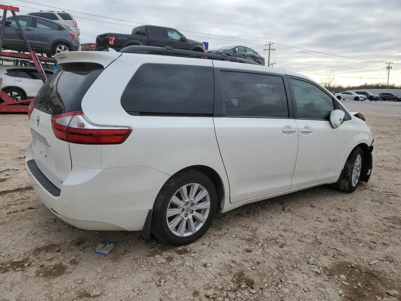 2017 Toyota Sienna - Image 3