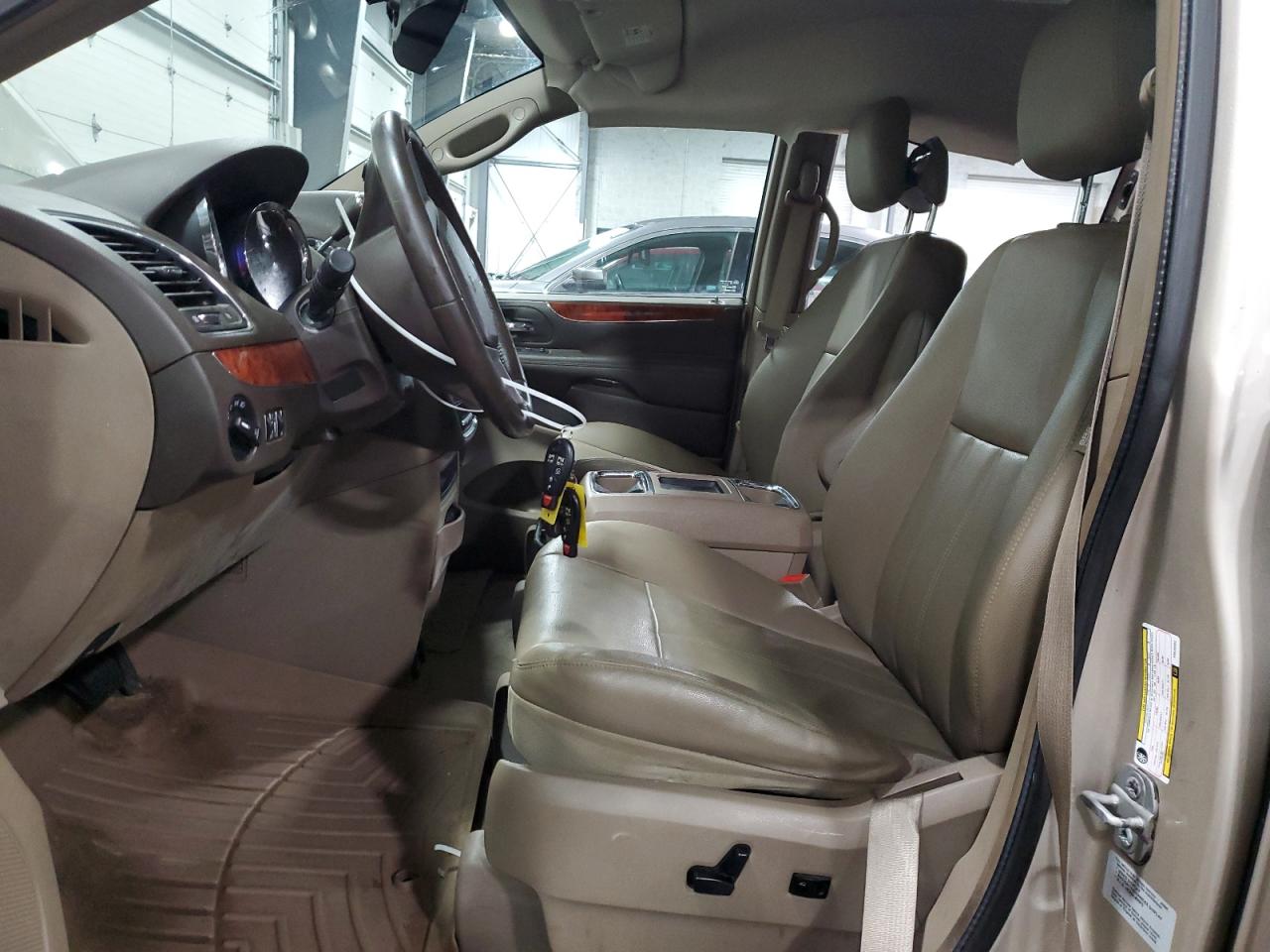 2015 Chrysler Town & Country - Image 7