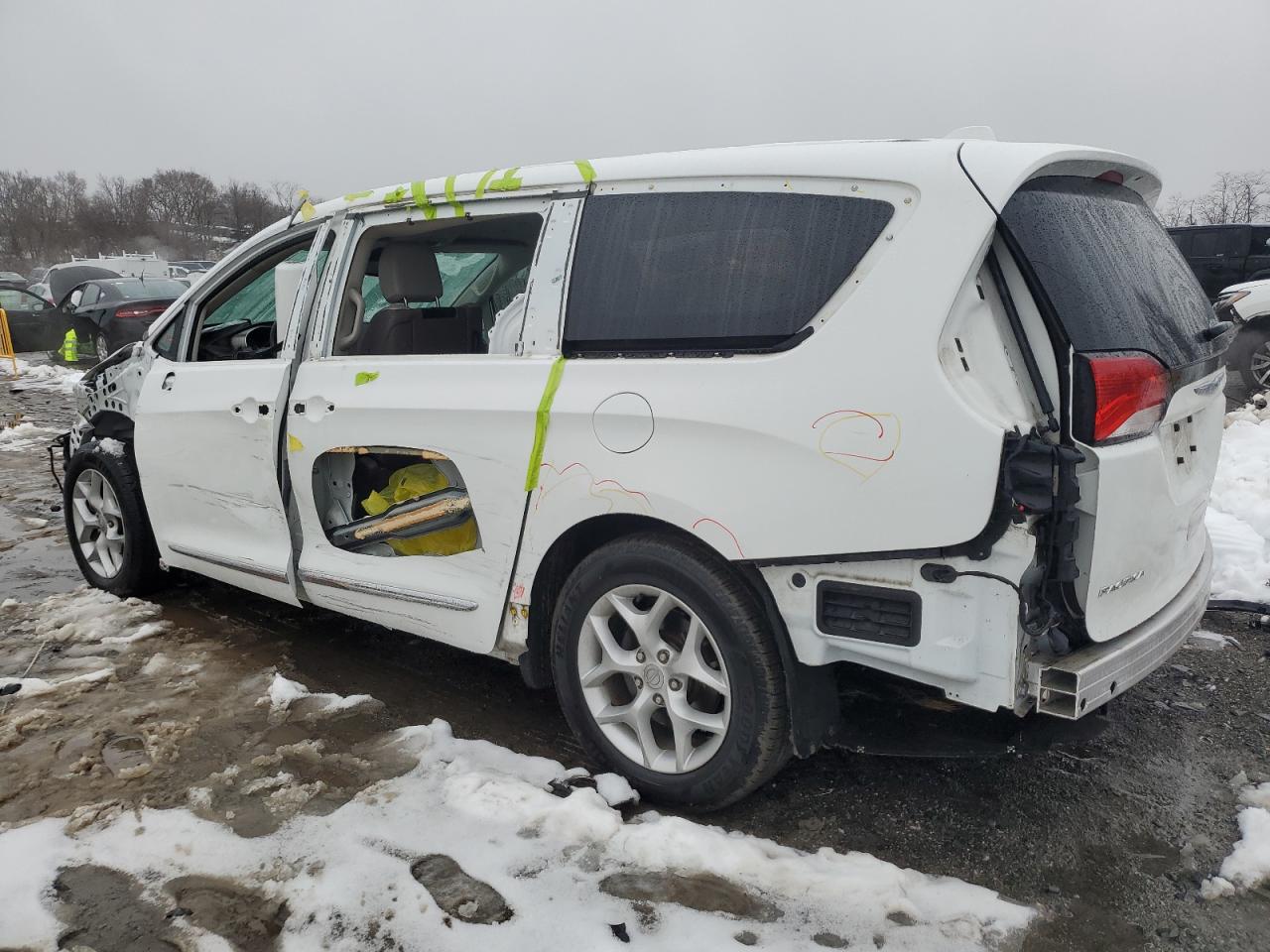 2018 Chrysler Pacifica - Image 2