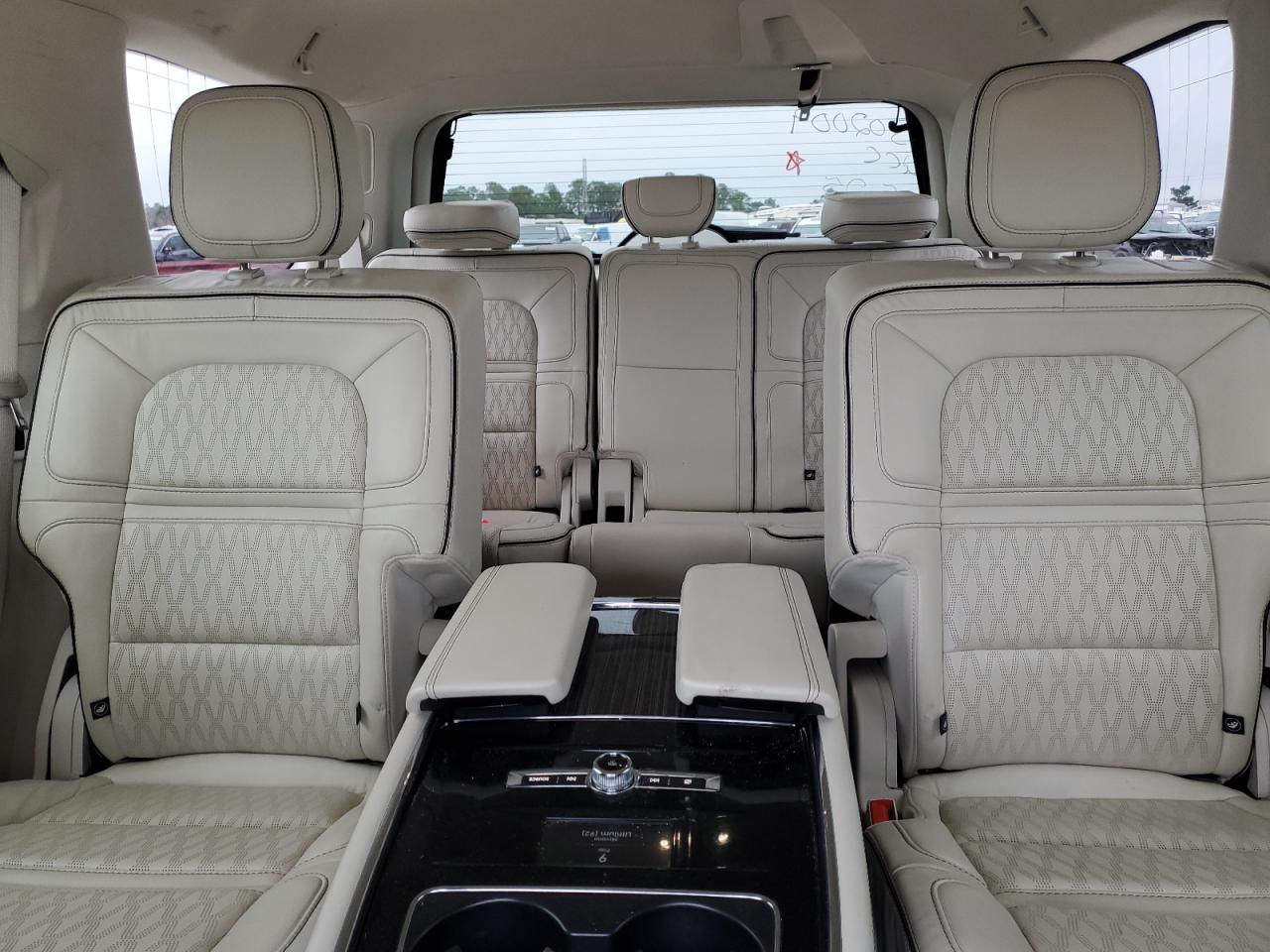 2020 Lincoln Navigator - Image 10