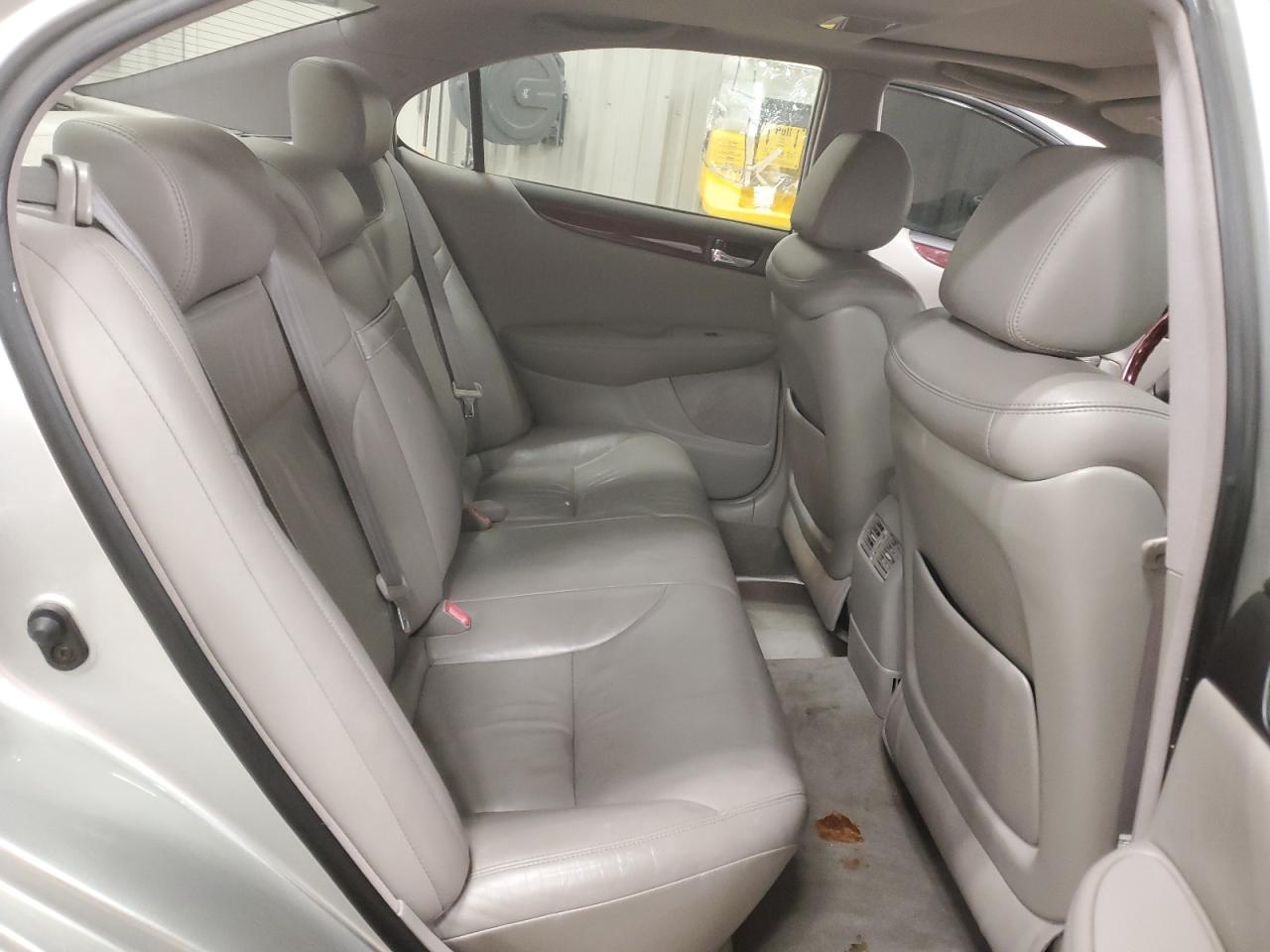 2004 Lexus ES - Image 10