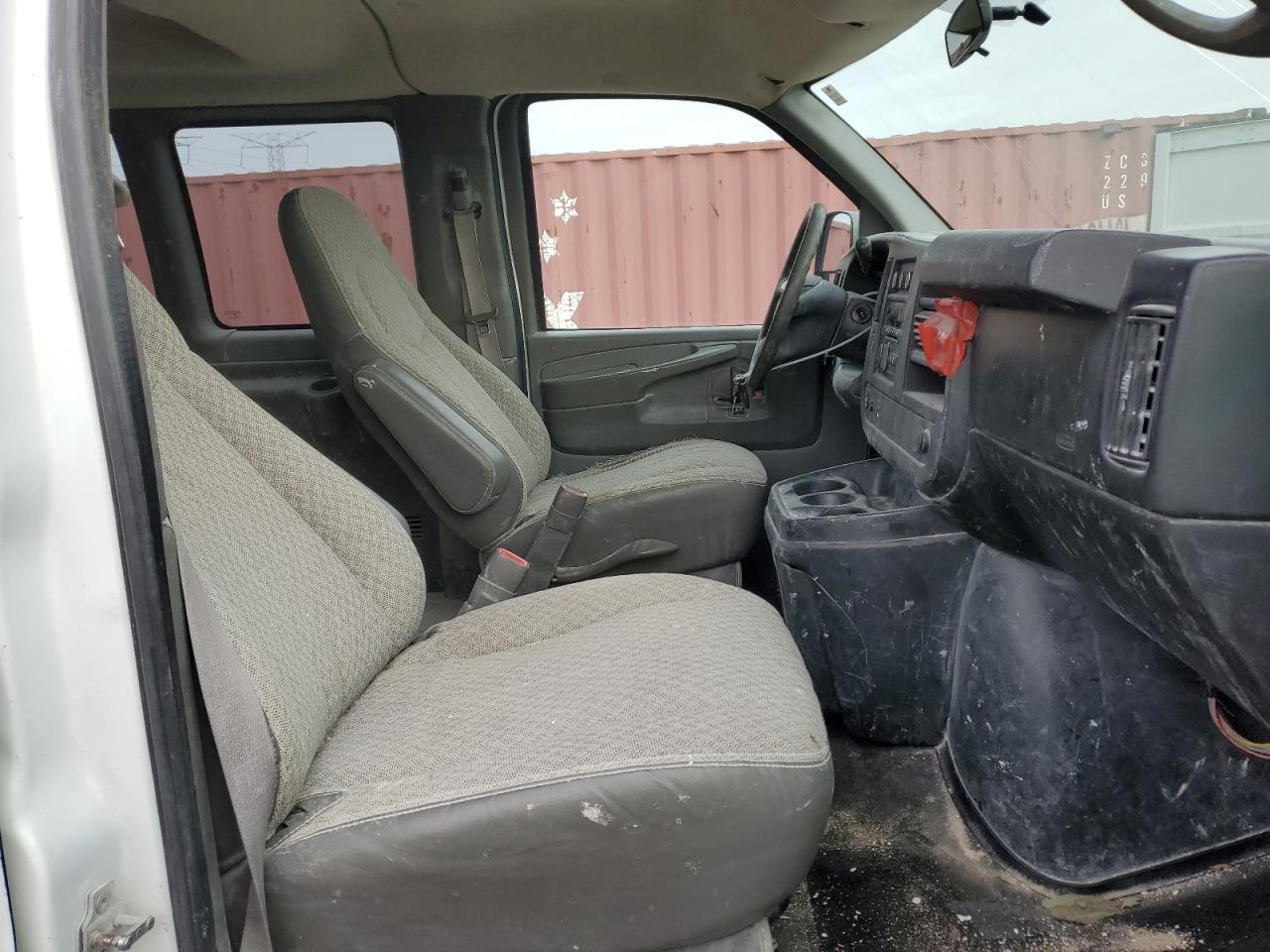 2009 Chevrolet Express - Image 11