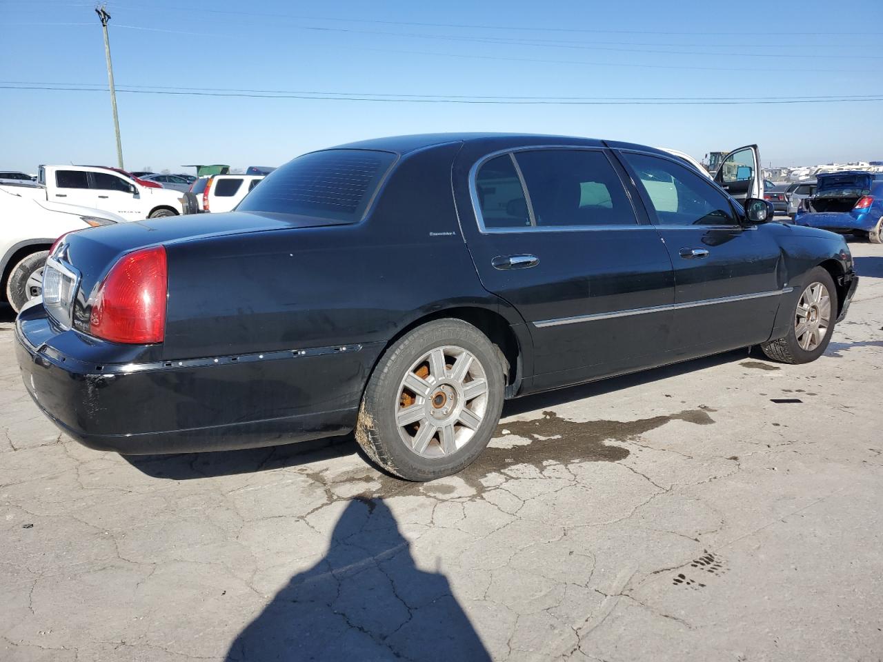 2011 Lincoln Town Car - Image 3