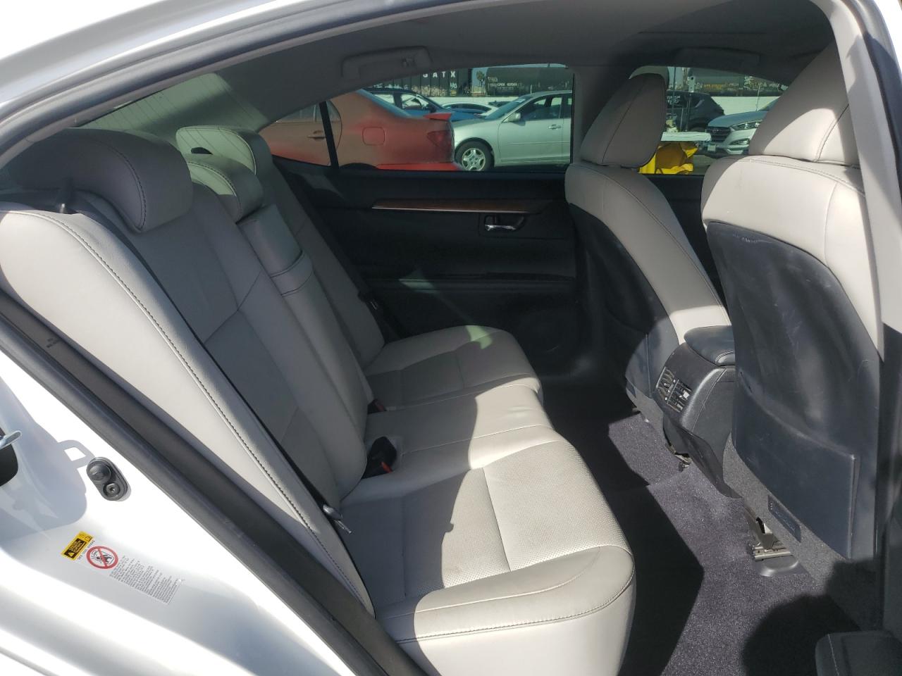 2015 Lexus ES - Image 10