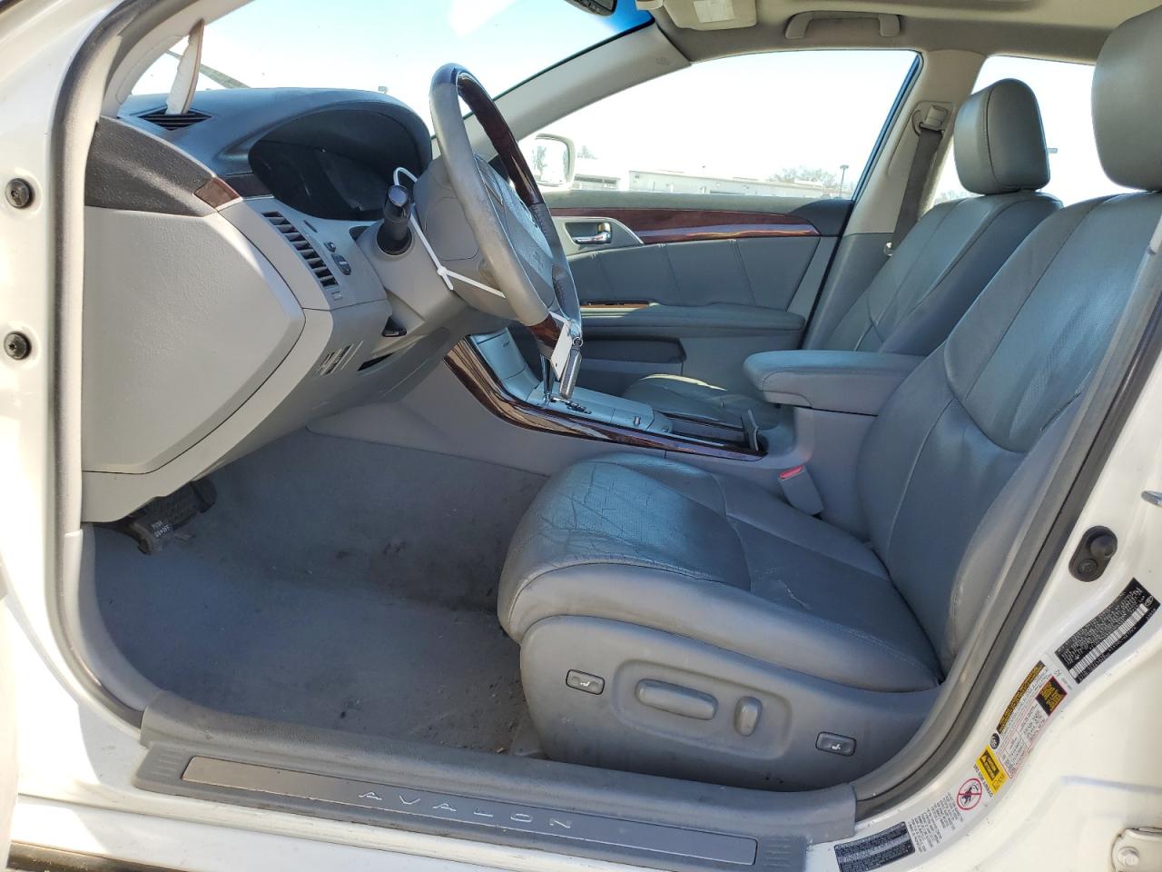 2010 Toyota Avalon - Image 7