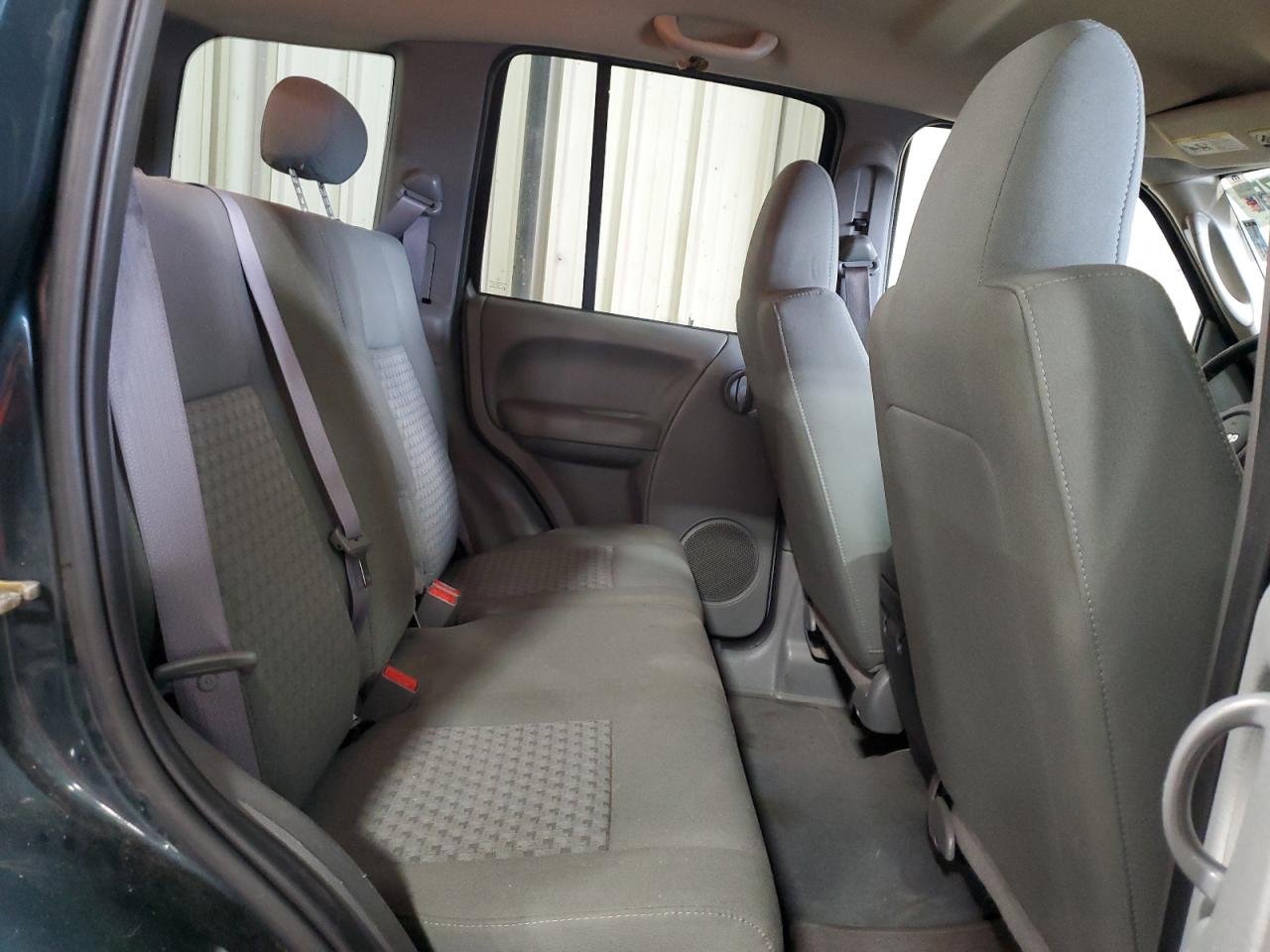 2005 Jeep Liberty (North America) - Image 11
