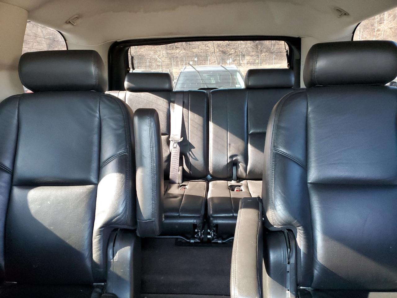 2010 Cadillac Escalade - Image 10