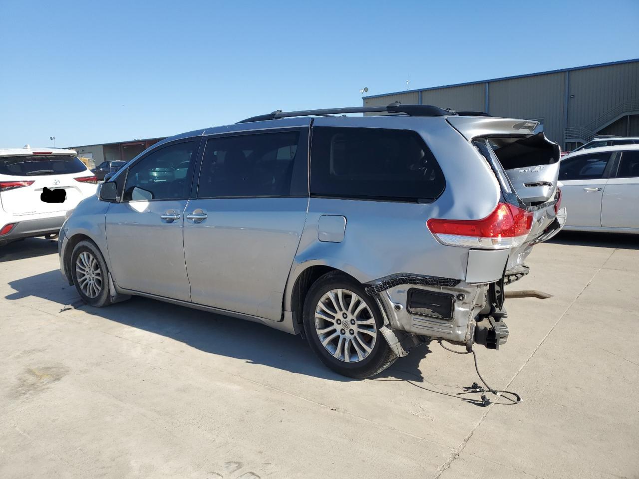 2012 Toyota Sienna - Image 2