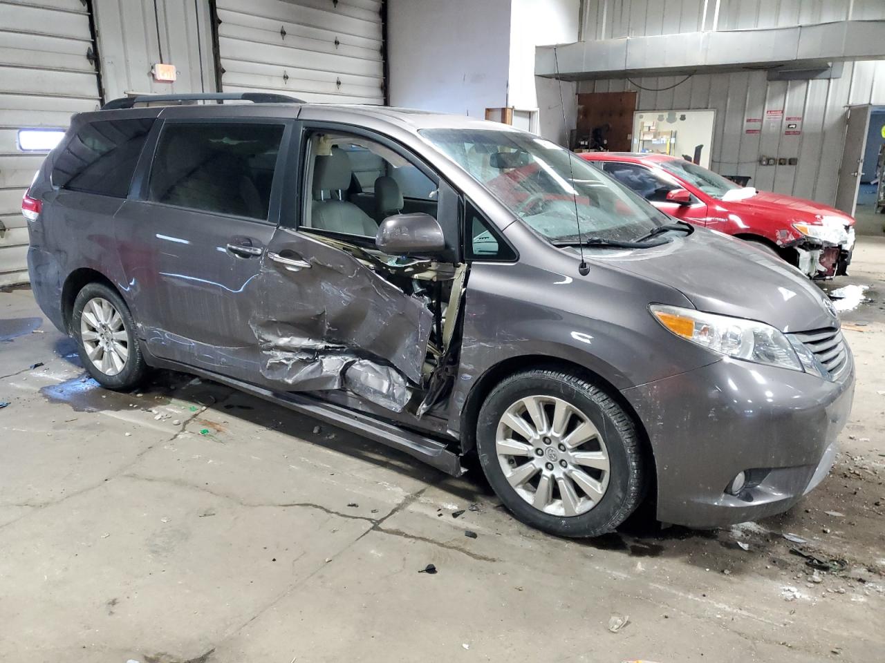 2013 Toyota Sienna - Image 4