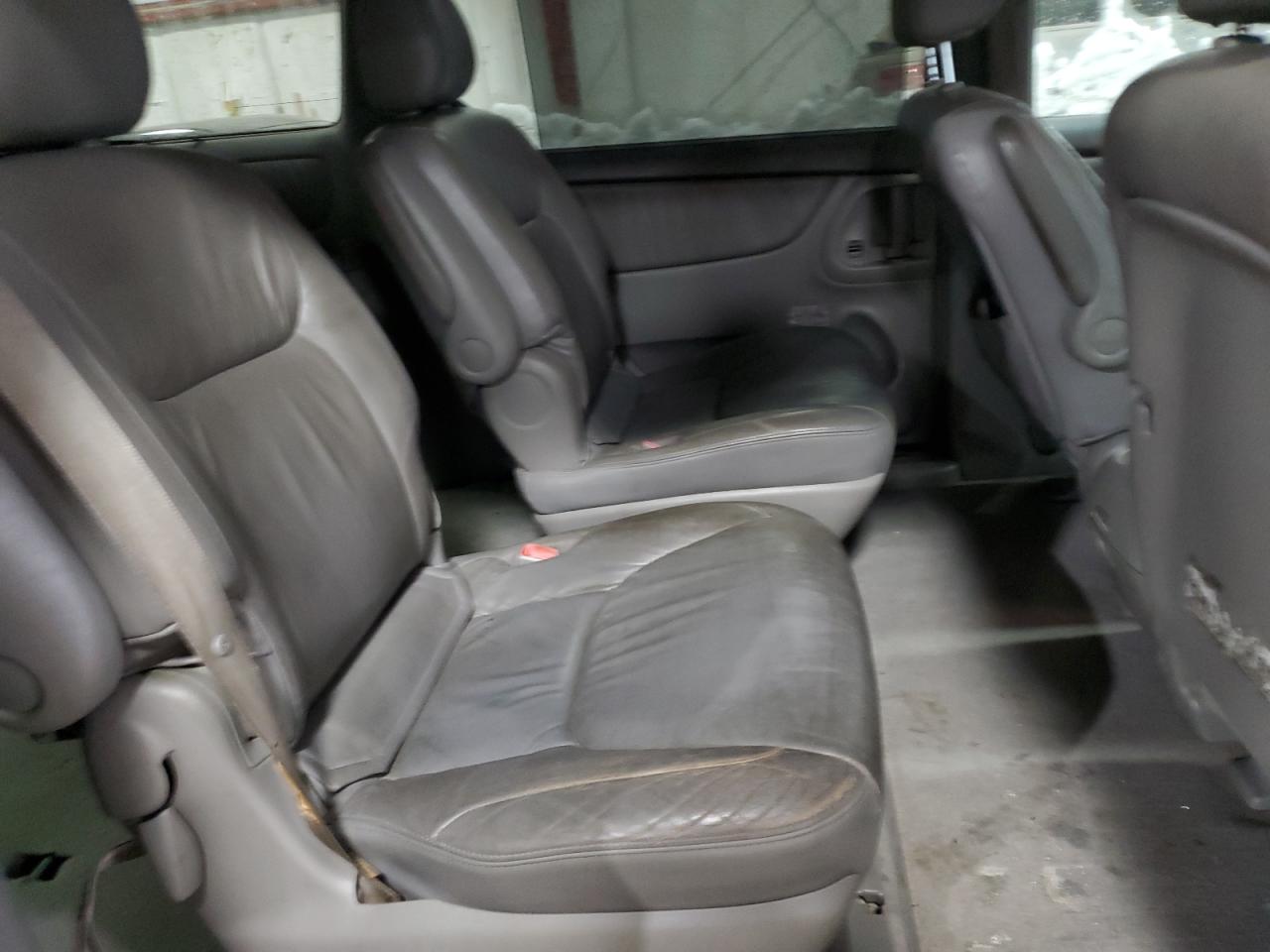 2004 Toyota Sienna - Image 11