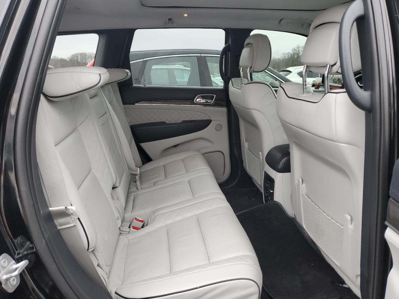 2017 Jeep Grand Cherokee - Image 10