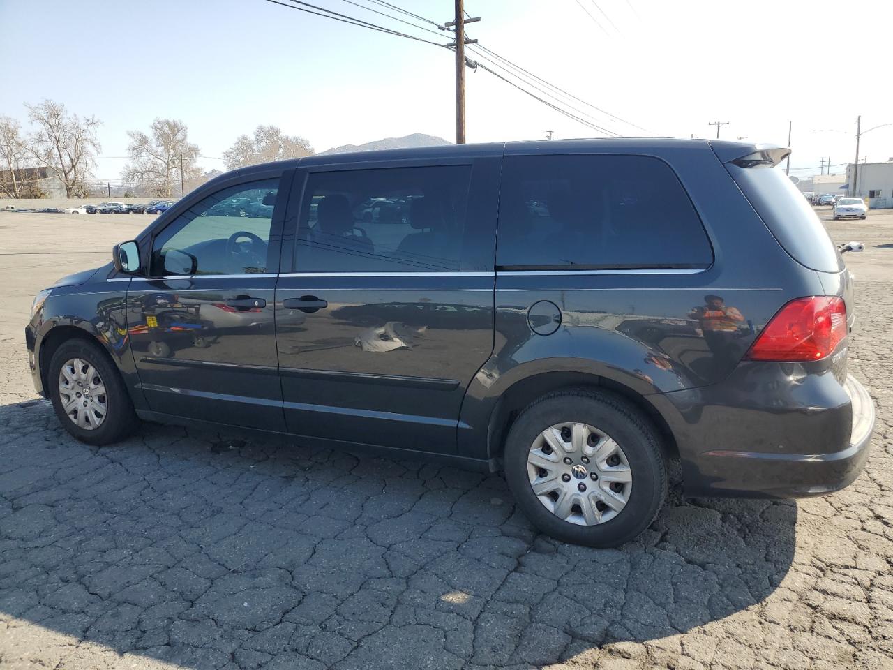 2012 Volkswagen Routan - Image 2