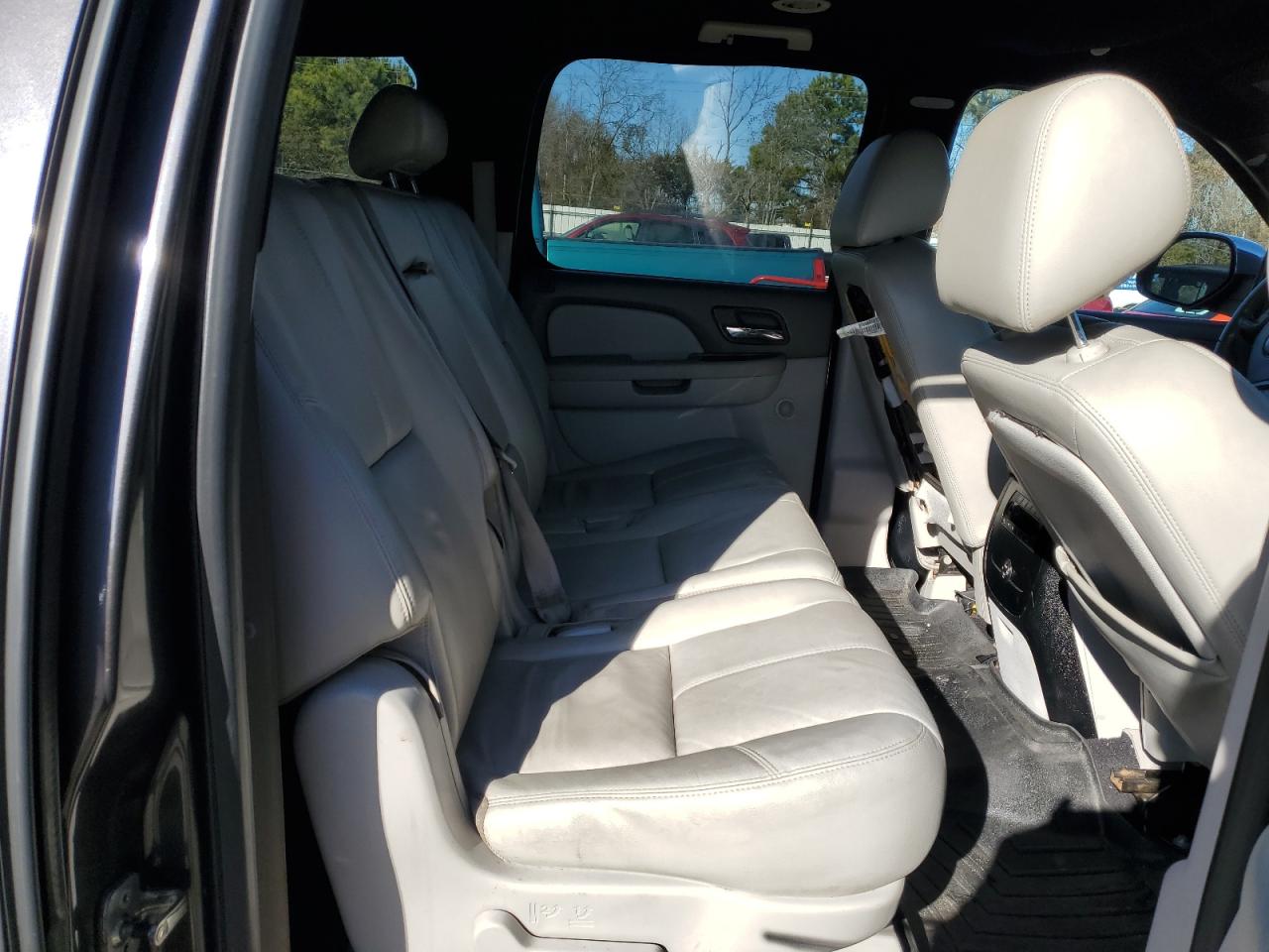 2010 Chevrolet Suburban - Image 11